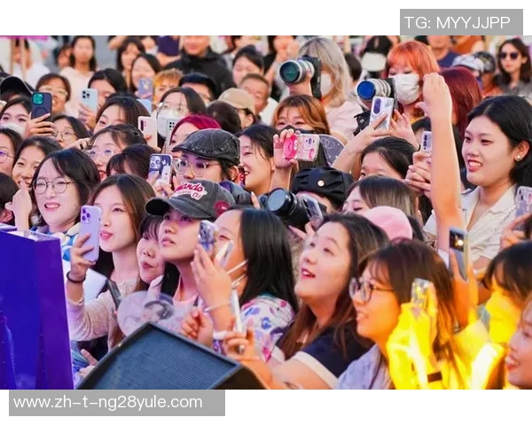 粉丝激动偶遇足球巨星现场互动引发全场热烈欢呼 粉丝激动偶遇足球巨星现场互动引发全场热烈欢呼